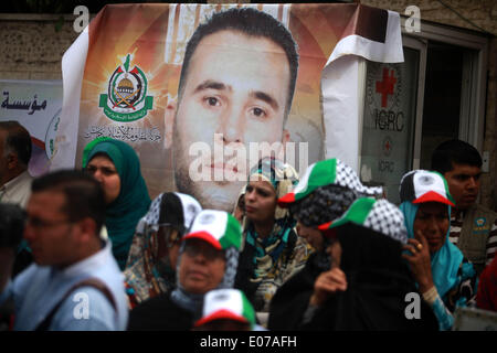 Gaza, Palästinensische Gebiete. 5. Mai 2014. Palästinenser nehmen Teil an einer Protestkundgebung vor dem Büro des Roten Kreuzes, am 5. Mai 2014 forderten die Freilassung ihrer Angehörigen in israelischen Gefängnissen gefangen gehalten. Bildnachweis: Majdi Fathi/NurPhoto/ZUMAPRESS.com/Alamy Live-Nachrichten Stockfoto