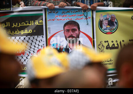 Gaza, Palästinensische Gebiete. 5. Mai 2014. Palästinenser nehmen Teil an einer Protestkundgebung vor dem Büro des Roten Kreuzes, am 5. Mai 2014 forderten die Freilassung ihrer Angehörigen in israelischen Gefängnissen gefangen gehalten. Bildnachweis: Majdi Fathi/NurPhoto/ZUMAPRESS.com/Alamy Live-Nachrichten Stockfoto