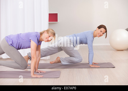 Zwei Frauen, die Pilates Übungen Stockfoto