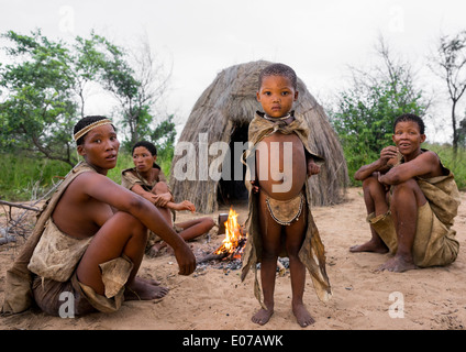 Bushman Menschen um ein Feuer In einem traditionellen Dorf Tsumkwe, Namibia Stockfoto