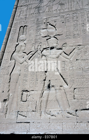 Ägypten, Dendera, ptolemäischen Tempel der Göttin Hathor.Carvings an Außenwand. Stockfoto