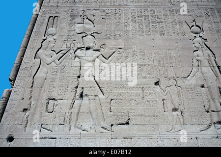 Ägypten, Dendera, ptolemäischen Tempel der Göttin Hathor.Carvings an Außenwand zeigt Cleopatra. Stockfoto