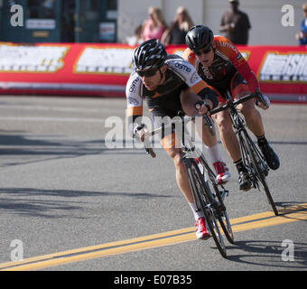 Dana Point, Kalifornien, USA. 3. Mai 2013. Zwei Fahrer aus der vorderen klaren Kurve während Sonntag Herren Pro Race.die 8. jährlichen 2014 Dana Punkt Grand Prix Of Cycling, eines Tages ein klassisches laufen zu Ehren des ehemaligen US-Marine, die späten John Johnson starb an Mesotheliom, lief am Sonntag in Dana Point. Die geschlossene Kurs, als eine Schaltung und bekannt als ein Kriterium vorgestellten Rennen für alle Altersgruppen und Fähigkeiten, einschließlich Kinder und die allgemeine Öffentlichkeit. Die Männer pro Race, geplant als das letzte Ereignis des Tages, kennzeichnete eine Geldbörse von 15.000 US-Dollar. In den letzten 8 Jahren hat die Stadt Dana Point Genehmigung Stockfoto