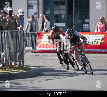 Dana Point, Kalifornien, USA. 3. Mai 2013. Zwei Fahrer aus der vorderen klaren Kurve während Sonntag Herren Pro Race.die 8. jährlichen 2014 Dana Punkt Grand Prix Of Cycling, eines Tages ein klassisches laufen zu Ehren des ehemaligen US-Marine, die späten John Johnson starb an Mesotheliom, lief am Sonntag in Dana Point. Die geschlossene Kurs, als eine Schaltung und bekannt als ein Kriterium vorgestellten Rennen für alle Altersgruppen und Fähigkeiten, einschließlich Kinder und die allgemeine Öffentlichkeit. Die Männer pro Race, geplant als das letzte Ereignis des Tages, kennzeichnete eine Geldbörse von 15.000 US-Dollar. In den letzten 8 Jahren hat die Stadt Dana Point Genehmigung Stockfoto