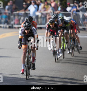 Dana Point, Kalifornien, USA. 3. Mai 2013. Zwei Reiter auf der Vorderseite kommt aus der Kurve während Sonntag Herren Pro Race.die 8. jährlichen 2014 Dana Punkt Grand Prix Of Cycling, eines Tages ein klassisches laufen zu Ehren des ehemaligen US-Marine, die späten John Johnson starb an Mesotheliom, lief am Sonntag in Dana Point. Die geschlossene Kurs, als eine Schaltung und bekannt als ein Kriterium vorgestellten Rennen für alle Altersgruppen und Fähigkeiten, einschließlich Kinder und die allgemeine Öffentlichkeit. Die Männer pro Race, geplant als das letzte Ereignis des Tages, kennzeichnete eine Geldbörse von 15.000 US-Dollar. In den letzten 8 Jahren die Stadt Dana Point ha Stockfoto