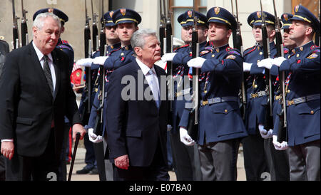 Prag, Tschechische Republik. 5. Mai 2014. German President Joachim Gauck (R) ist durch tschechische Präsident Milos Zeman (L) mit militärischen Ehren in Prag, Tschechische Republik, 5. Mai 2014 erhalten. Das deutsche Staatsoberhaupt ist bei einem viertägigen Besuch in der Tschechischen Republik. Foto: WOLFGANG KUMM/Dpa/Alamy Live News Stockfoto