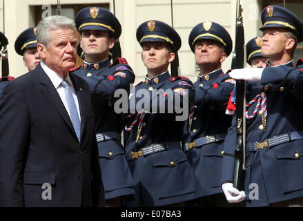 Prag, Tschechische Republik. 5. Mai 2014. Deutscher Präsident Joachim Gauck (L) wird vom tschechischen Präsident Milos Zeman (nicht abgebildet) mit militärischen Ehren in Prag, Tschechische Republik, 5. Mai 2014 empfangen. Das deutsche Staatsoberhaupt ist bei einem viertägigen Besuch in der Tschechischen Republik. Foto: WOLFGANG KUMM/Dpa/Alamy Live News Stockfoto