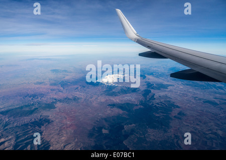 Blick auf die Gebirgskette der Pyrenäen vom Flugzeug aus Stockfoto