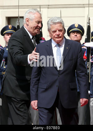 Prag, Tschechische Republik. 5. Mai 2014. German President Joachim Gauck (R) ist durch tschechische Präsident Milos Zeman (L) mit militärischen Ehren in Prag, Tschechische Republik, 5. Mai 2014 erhalten. Das deutsche Staatsoberhaupt ist bei einem viertägigen Besuch in der Tschechischen Republik. Foto: WOLFGANG KUMM/Dpa/Alamy Live News Stockfoto