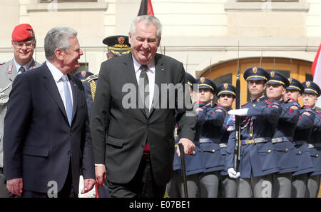 Prag, Tschechische Republik. 5. Mai 2014. Deutscher Präsident Joachim Gauck (L) ist durch Czech President Milos Zeman (R) mit militärischen Ehren in Prag, Tschechische Republik, 5. Mai 2014 erhalten. Das deutsche Staatsoberhaupt ist bei einem viertägigen Besuch in der Tschechischen Republik. Foto: WOLFGANG KUMM/Dpa/Alamy Live News Stockfoto