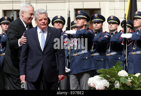 Prag, Tschechische Republik. 5. Mai 2014. German President Joachim Gauck (R) ist durch tschechische Präsident Milos Zeman (L) mit militärischen Ehren in Prag, Tschechische Republik, 5. Mai 2014 erhalten. Das deutsche Staatsoberhaupt ist bei einem viertägigen Besuch in der Tschechischen Republik. Foto: WOLFGANG KUMM/Dpa/Alamy Live News Stockfoto