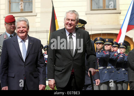 Prag, Tschechische Republik. 5. Mai 2014. Deutscher Präsident Joachim Gauck (L) ist durch Czech President Milos Zeman (R) mit militärischen Ehren in Prag, Tschechische Republik, 5. Mai 2014 erhalten. Das deutsche Staatsoberhaupt ist bei einem viertägigen Besuch in der Tschechischen Republik. Foto: WOLFGANG KUMM/Dpa/Alamy Live News Stockfoto