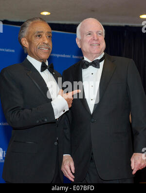 Washington, DC, USA. 3. Mai 2014. Kommen Sie Reverend Al Sharpton, links, und Vereinigte Staaten Senator John McCain (Republikaner von Arizona), rechts, für die 2014 White House Correspondents Association Annual Dinner im Washington Hilton Hotel in Washington, DC, USA, 3. Mai 2014. Foto: Ron Sachs/CNP (Einschränkung: NO New York oder New Jersey Zeitungen oder Zeitschriften in einem Umkreis von 75 Meilen von New York City)-Live News WIRE SERVICE/Dpa/Alamy Stockfoto
