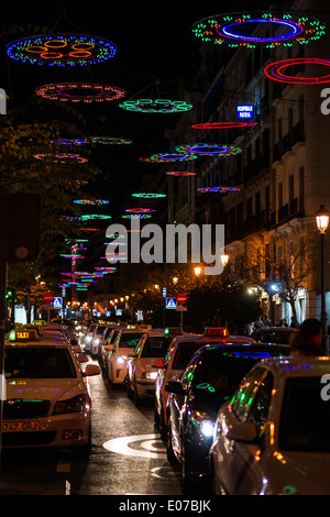 Taxis in der Warteschlange an der Calle Mayor in Madrid Stockfoto