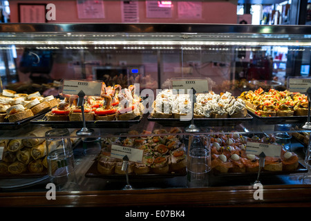 Fisch und Meeresfrüchte Tapas im Mercado de San Miguel in Madrid Stockfoto