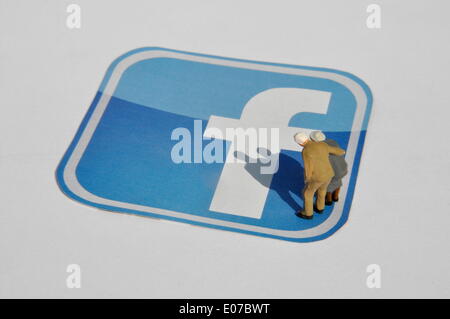 (ILLUSTRATION) auf einem facebook-Logo stehen Figuren, die Senioren repräsentieren. Fotoarchiv für Zeitgeschichte - ACHTUNG: KEINE KABELVERBINDUNG - Stockfoto