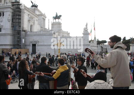 Rom Italien. 4. Mai 2014. "Grande Missione 100 Nelle Piazze di Roma" Open-Air-Gottesdienst in der Nähe von Piazza Venezia, Rom Stockfoto