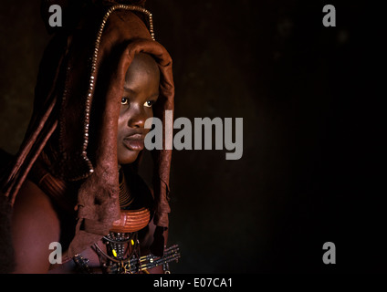 Frau trägt Hochzeit Kopfschmuck In Himbas, Epupa, Namibia Stockfoto