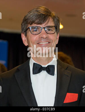 George Stephanopoulos kommt für die 2014 White House Correspondents Association Annual Dinner im Washington Hilton Hotel in Washington, D.C., USA, 3. Mai 2014. Foto: Ron Sachs / CNP (Einschränkung: NO New York oder New Jersey Zeitungen oder Zeitschriften in einem Umkreis von 75 Meilen von New York City)-NO WIRE SERVICE Stockfoto