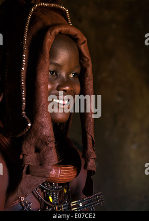 Frau trägt Hochzeit Kopfschmuck In Himbas, Epupa, Namibia Stockfoto