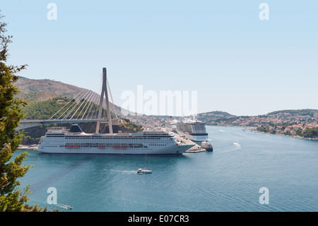 Kreuzfahrtschiffe im kroatischen Hafen von Dubrovnik verankert Stockfoto