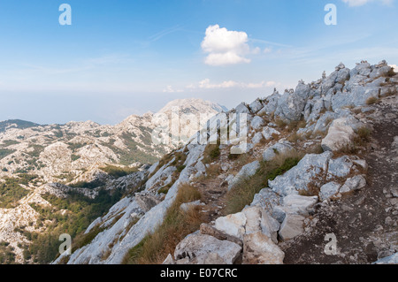 Stapel der Felsen auf dem Gipfel des Biokovo-Gebirge in Kroatien Stockfoto