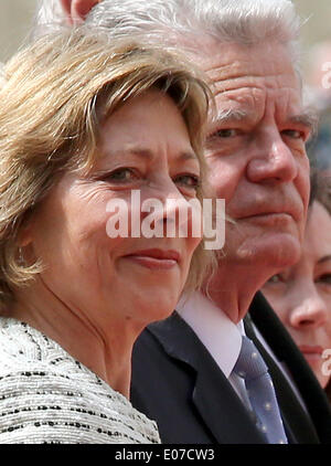 Prag, Tschechische Republik. 5. Mai 2014. German President Joachim Gauck (R) und seine Lebensgefährtin Daniela Schadt sind auf der Prager Burg in Prag, Tschechische Republik, 5. Mai 2014 erhalten. Das deutsche Staatsoberhaupt ist bei einem viertägigen Besuch in der Tschechischen Republik. Foto: WOLFGANG KUMM/Dpa/Alamy Live News Stockfoto