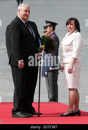 Prag, Tschechische Republik. 5. Mai 2014. Tschechische Präsident Milos Zeman und seiner Frau Ivana Zemanová warten, um Bundespräsident Joachim Gauck und seine Lebensgefährtin Daniela Schadt (nicht abgebildet) in Prag, Tschechische Republik, 5. Mai 2014 erhalten. Das deutsche Staatsoberhaupt ist bei einem viertägigen Besuch in der Tschechischen Republik. Foto: WOLFGANG KUMM/Dpa/Alamy Live News Stockfoto