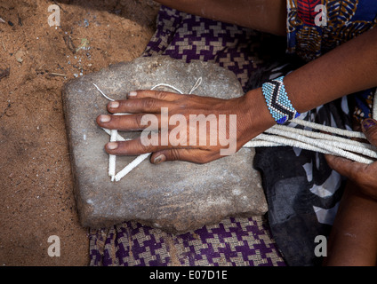 Buschmann-Frauen machen Halsketten mit Straußen Ei Shell, Tsumkwe, Namibia Stockfoto