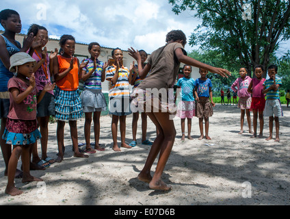 Buschmann-Kinder In einem Klassenraum, Grashoek Grundschule., Namibia Stockfoto