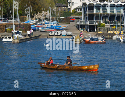 Junge asiatische paar im Schlauchboot mieten, Lake Windermere bei Bowness Bay, Lake District National Park, Cumbria, England UK Stockfoto