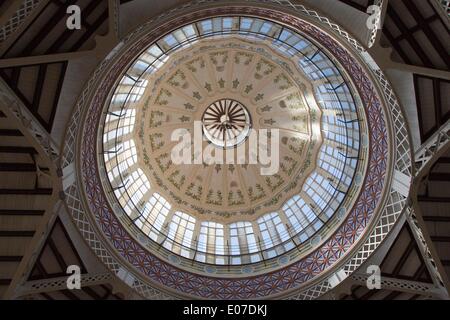 Jugendstil-Markthalle Mercat Central in Valencia: Decke Kuppel 29.10.2013 Stockfoto