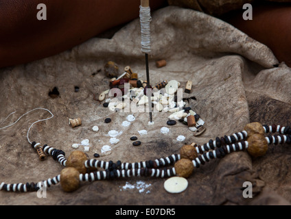 Buschmann-Frauen machen Halsketten mit Straußen Ei Shell, Tsumkwe, Namibia Stockfoto