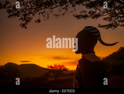 Himba-Mann Silhouette im Sonnenuntergang, Epupa, Namibia Stockfoto