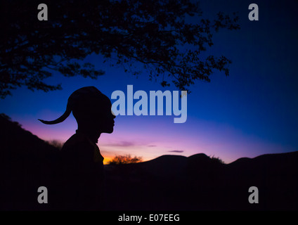 Himba-Mann Silhouette im Sonnenuntergang, Epupa, Namibia Stockfoto