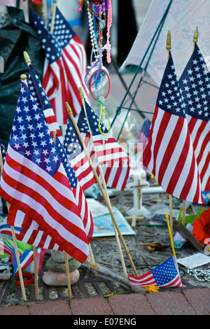 Fahnen, Denkmal für die Opfer von den Boston Marathon Bombenanschlägen in 2013. Copley Square. Boston. Stockfoto