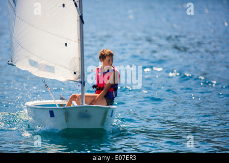 Junge in einem Segelboot, Insel Hvar, Kroatien Stockfoto