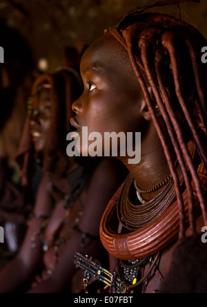 Himba-Frauen in ihrer Hütte, Epupa, Namibia Stockfoto