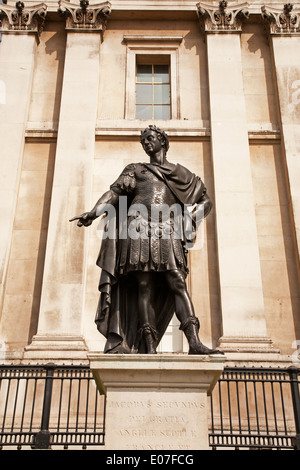 London, England, Vereinigtes Königreich. Statue (von Grindling Gibbons, 1868) von König James II (1633-1701) auf dem Trafalgar Square. Stockfoto