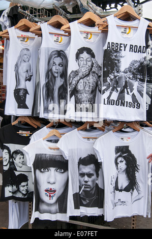 T-Shirts auf dem Display bei Camden Town Market, London, England, UK Stockfoto