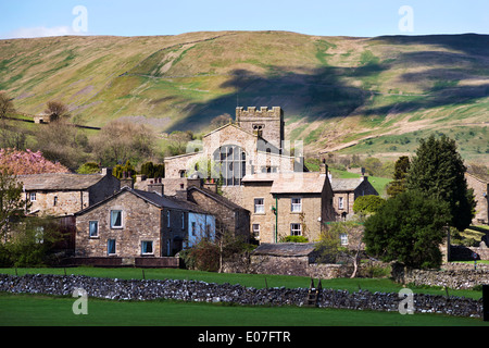 Frühlingsmorgen, befindet sich das Dorf Dent, Cumbria, UK, in der Yorkshire Dales National Park, UK. Zeigt St.-Andreas Kirche. Stockfoto