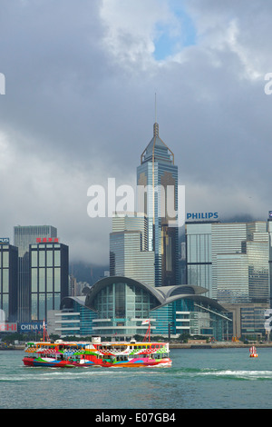 Alt und neu, hell gefärbt Star Ferry mit Central District hinter Hongkong. Stockfoto