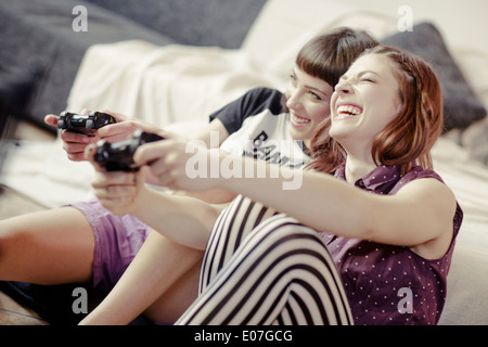 Zwei junge Frauen, die Videospiele spielen Stockfoto