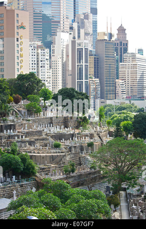 Die christliche und muslimische Friedhöfe auf dem Hügel mit der Causeway Bay Skyline im Hintergrund. Stockfoto