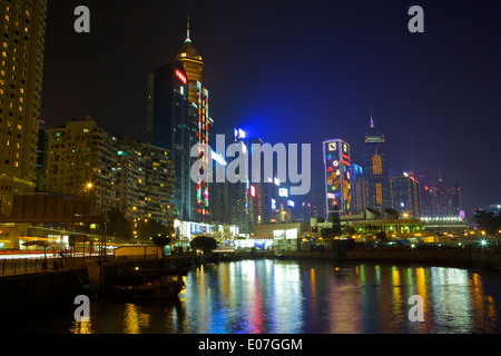 Weihnachtsbeleuchtung von Wan Chai aus gesehen die Typhoon Shelter, Causeway Bay, Hong Kong Skyline Skyline nach Einbruch der Dunkelheit hinter sich. Stockfoto