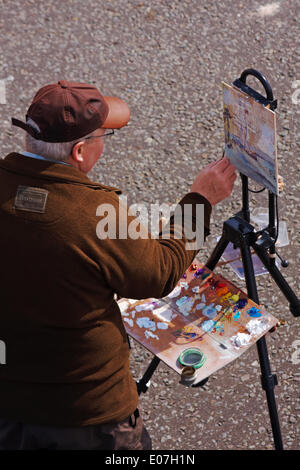 Poole, Dorset, Großbritannien. 5. Mai 2014. Künstler bei der Arbeit mit Malerei, Staffelei, Farben und Pinsel in Poole Quay am 1. Mai Feiertag. Credit: Carolyn Jenkins/Alamy leben Nachrichten Stockfoto