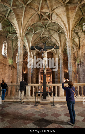 Jesus Christus am Kreuz Skulptur, obere Galerie in Jeronimos Kloster Kirche von Santa Maria in Lissabon, Portugal. Stockfoto