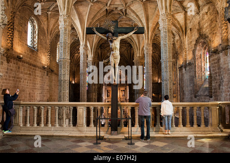 Jesus am Kreuz Skulptur, obere Galerie in Jeronimos Kloster Kirche von Santa Maria in Lissabon, Portugal. Stockfoto