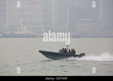 Hong Kong Polizeiboot entlang Victoria Harbour, Hongkong zu beschleunigen. Stockfoto