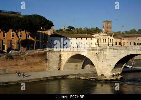 Italien, Rom, Tiber, Isola Tiberina, Ponte Cestio, römische Brücke Pons Cestius Stockfoto